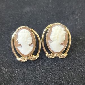 Vintage: Gold-Tone Cameo Earrings with Cream Profile